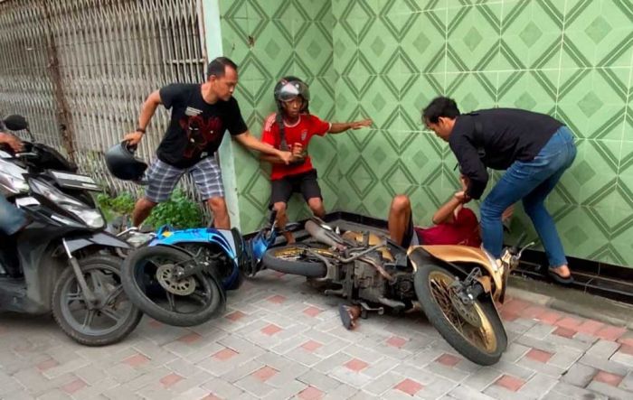 Sudah Beraksi 7 Kali, Dua Tersangka Curanmor Dibekuk Polsek Simokerto saat Dorong Motor Curian