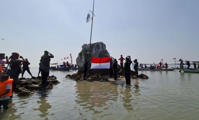 Nelayan Bangkalan Gelar Upacara Bendera di Situs Batu Layar, Petilasan Syaikhona Kholil