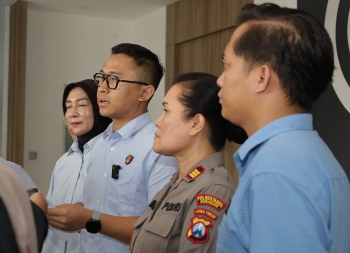 Remaja Putri Dijual oleh Kekasihnya untuk Open BO di Sparkling Hotel Kayoon Surabaya Remaja Putri Dijual oleh Kekasihnya untuk Open BO di Sparkling Hotel Kayoon Surabaya