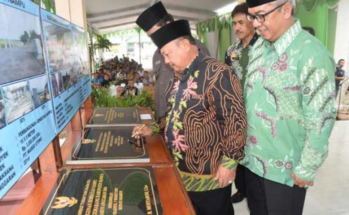 Mbah Tarom Resmikan 25 Proyek Sekaligus