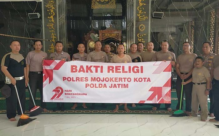 Sambut Hari Bhayangkara ke-79, Polsek Jetis Bersihkan Masjid Nurul Huda Sambut Hari Bhayangkara ke-79, Polsek Jetis Bersihkan Masjid Nurul Huda