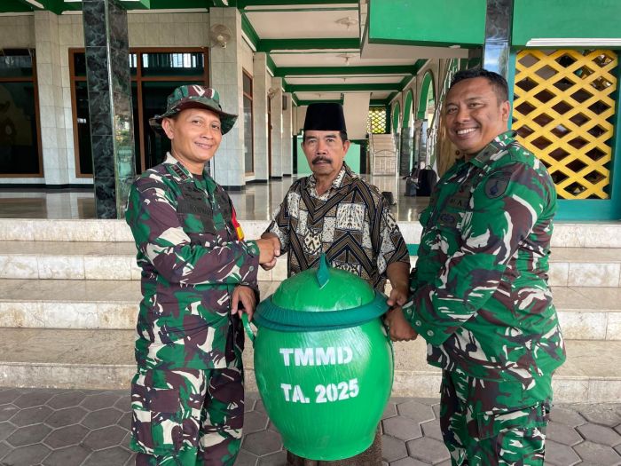 TMMD ke-126 Sidoarjo Serahkan Bantuan Tempat Sampah ke Masjid Al Hikmah
