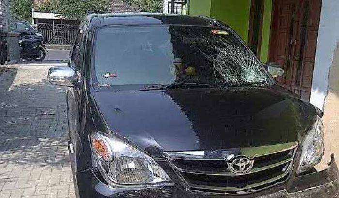 Senggol Motor, Avanza Berstiker Kostrad di Mojokerto Dirusak Massa