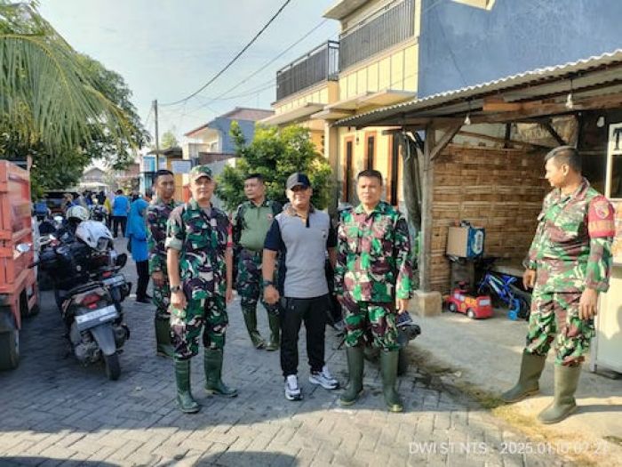 Kolaborasi Polsek Porong, Forkopimka dan Warga dalam Giat Jumat Bersih di Desa Kedungsolo