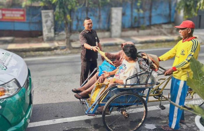 Eko Rahmanto, Petugas Keamanan BPJS Kesehatan Madiun Bantu Lansia Cek Kepesertaan JKN