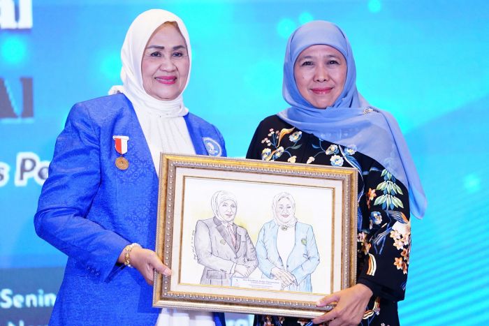 Gubernur Khofifah Dinobatkan sebagai Tokoh Wanita Inspiratif oleh IWAPI Jatim