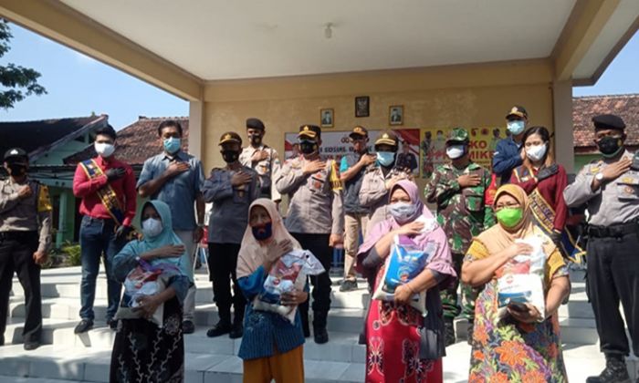 Bantu Warga Terdampak, Polres Kediri Kota Bagikan Paket Sembako untuk UMKM di Kelurahan Manisrenggo