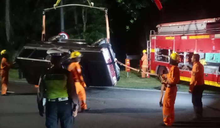 Pengemudi Mabuk, Sebuah Mobil Nyemplung ke Kali di Jalan Jemursari Surabaya