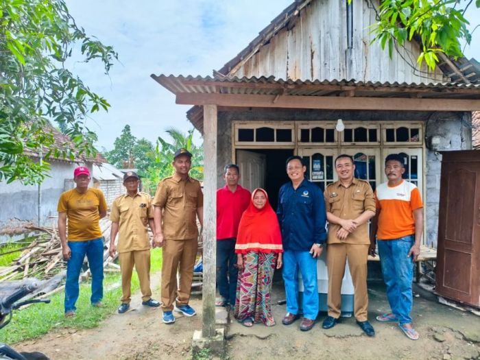 Dewan Kabupaten Mojokerto Hery Suyatnoko Tinjau Rumah Warga Roboh Akibat Hujan Deras di Kemlagi
