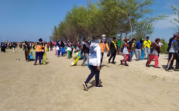 Peringati Hari Sampah Sedunia, KPMM Kerja Bakti Bersih-Bersih Pantai Legend Padelegan Pamekasan