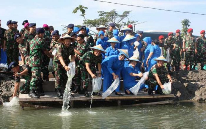 Galakkan Ketahanan Pangan Nasional, Koarmatim Tabur Benih 20.000 Bibit Bandeng