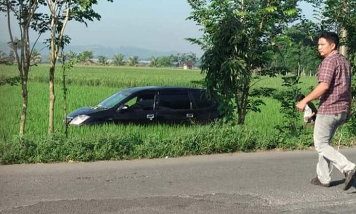 Avanza di Blitar Nyungsep ke Sawah Usai Tabrak Pemotor, Satu Tewas