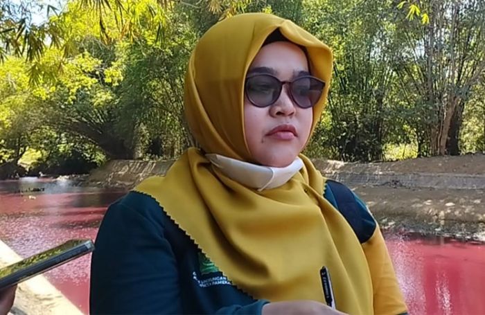 Diduga karena Limbah Batik, Air Sungai di Pamekasan Berubah Warna Jadi Merah Pekat