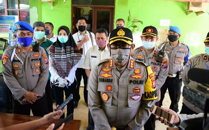 Tangkal Covid-19, Gugas Sidoarjo Lakukan Rapid Test dan Semprot Zona Merah Wonocolo Taman