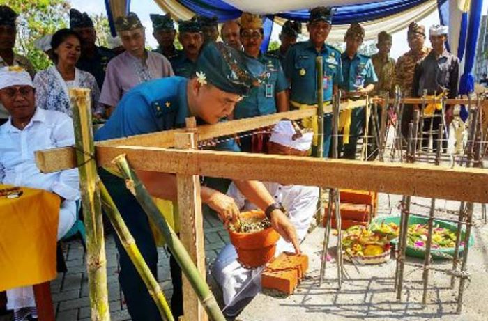 Kasarmada II Letakkan Batu Pertama Pembangunan Candi Bentar Majapahit