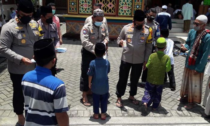 ​Jumat Berkah, Polresta Sidoarjo Bagi-Bagi Masker dan Susu di Masjid Sabilul Muttaqin Cemengkalang