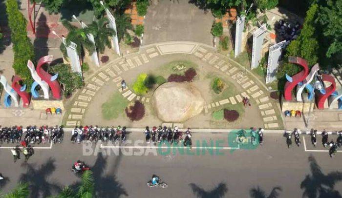 Indahnya Batu Semar di Alun-alun Bojonegoro Tampak dari atas