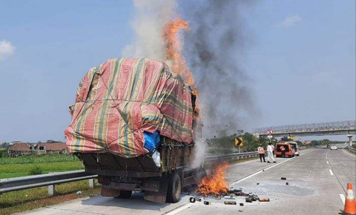 Diduga Korsleting Listrik, Truk Muatan Kertas Terbakar di Tol Jombang