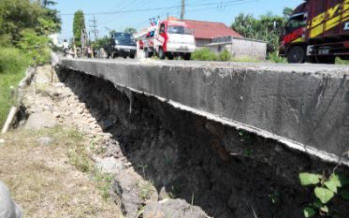 Baru Dibangun, Jalan Beton Kupang-Jetis Mojokerto Longsor