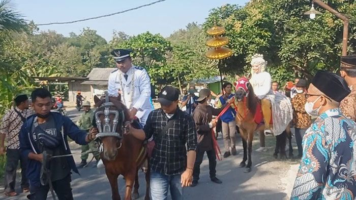 Pernikahan Unik di Tuban, Kedua Mempelai Tunggangi Kuda Keliling Kampung