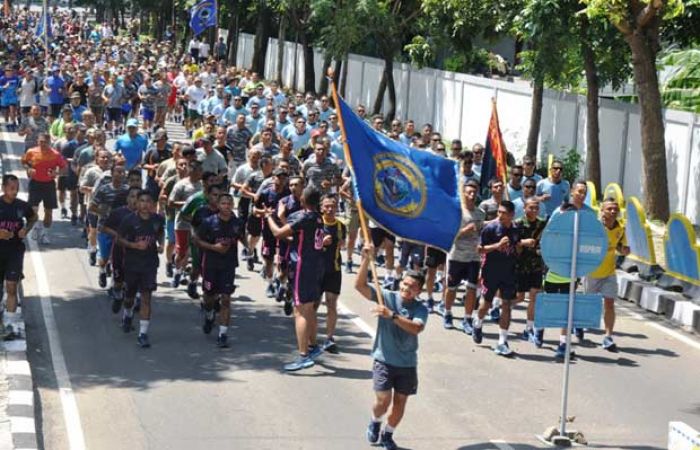 Kasarmatim Ajak Prajurit Koarmatim Lari Siang Gembira