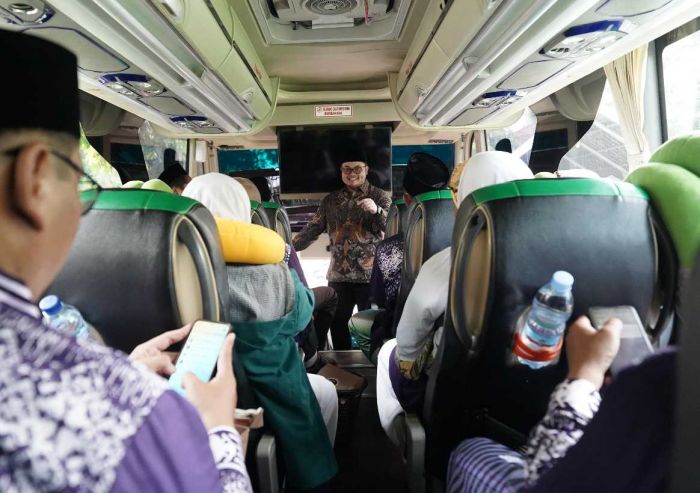 Lepas Keberangkatan CJH, Bupati Dhito Bekali Jemaah Sambal Pecel dan Titip Doa untuk Kediri Lepas Keberangkatan CJH, Bupati Dhito Bekali Jemaah Sambal Pecel dan Titip Doa untuk Kediri