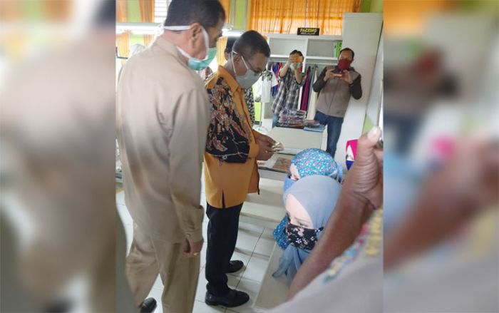 Bupati Indartato Bagikan Paket Sembako dan Tinjau Pembuatan Masker Kain di SMKN I Donorojo