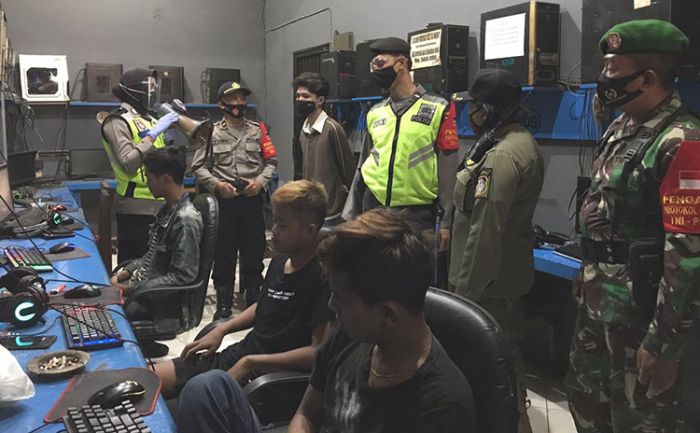 Petugas Gabungan ​Awasi Penerapan Perwali, Pengunjung Warnet Tak Pakai Masker Disanksi Push Up