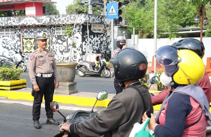 Operasi Zebra Semeru 2024, Polres Mojokerto Kota Imbau Pengendara di Simpang Empat Tropodo