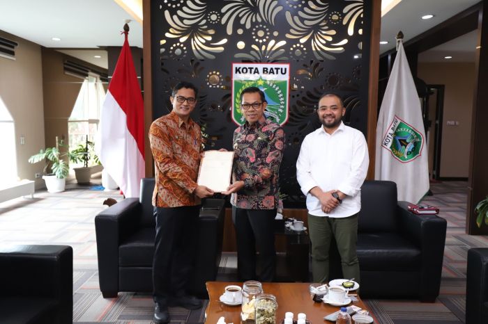 Badan Pertanahan Serahkan 6 Sertifikat Aset Redistribusi Tanah kepada Pemkot Batu Badan Pertanahan Serahkan 6 Sertifikat Aset Redistribusi Tanah kepada Pemkot Batu
