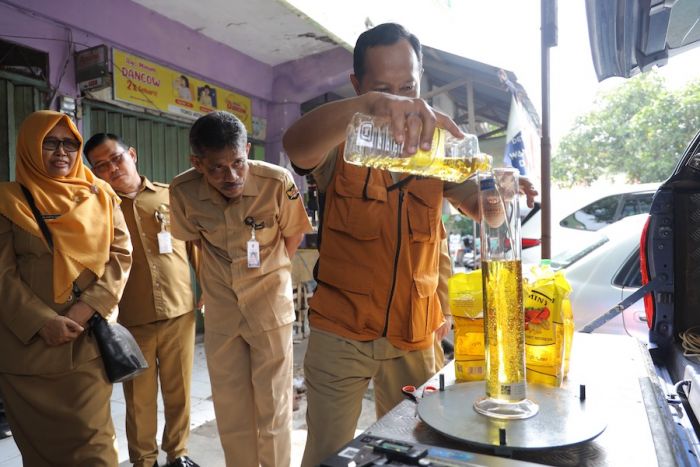 Respons Isu Takaran Tak Sesuai, Pemkot Kediri Lakukan Uji Takar MinyaKita Kemasan 1 Liter