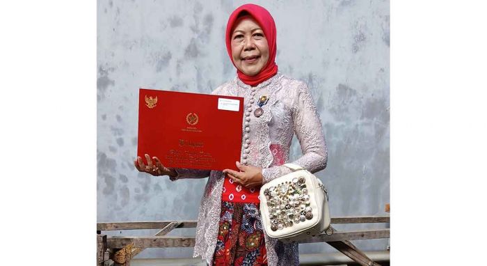 Guru MAN 2 Pamekasan Terima Satyalancana Karya Satya dari Presiden Prabowo