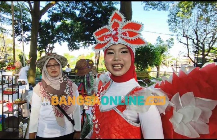 Kenakan Pakaian dari Limbah Plastik di Taman Hijau SLG, Gadis Kediri ini Beri Pesan Jaga Lingkungan Kenakan Pakaian dari Limbah Plastik di Taman Hijau SLG, Gadis Kediri ini Beri Pesan Jaga Lingkungan
