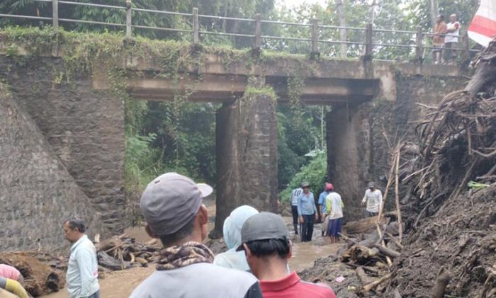 Warga Besowo Kerja Bakti Pasang Bronjong Penahan Banjir di Sekitar Jembatan Kalitengah