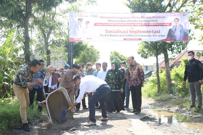 PJB Dukung Pemkab Ponorogo dalam Plesterisasi 17 Ribu RTLH dan Perbaikan Jalan Desa