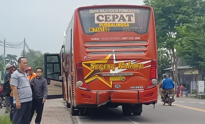 Turunkan Penumpang, Bus di Ngawi Ditabrak Pengendara Motor