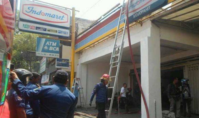 Diduga Konsleting, Minimarket di Raya Mojopahit Sidoarjo Terbakar