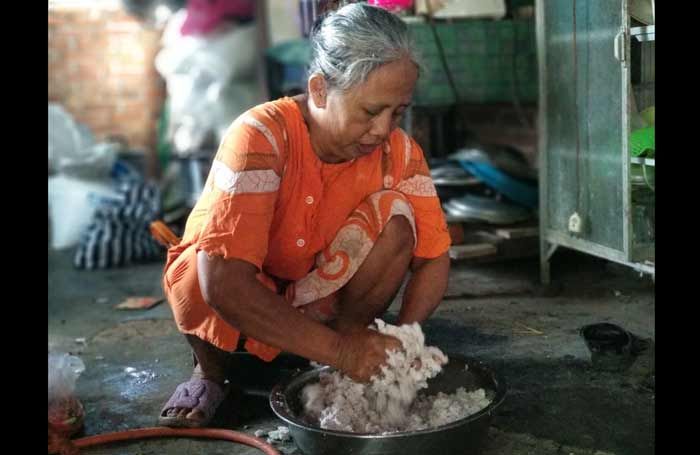 Sepenggal Kisah Home Industri Kue Lebaran di Pacitan Saat Sepi Omzet