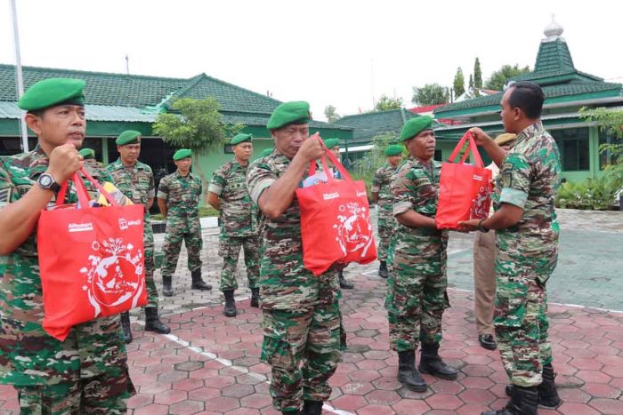 Dandim Ngawi Bagikan Bingkisan Pada Anggota Yang Merayakan Natal