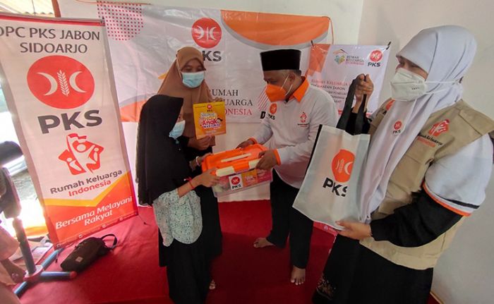 Peringati Hari Anak Nasional, PKS Jatim Bagikan Paket Nutrisi di Jabon Sidoarjo