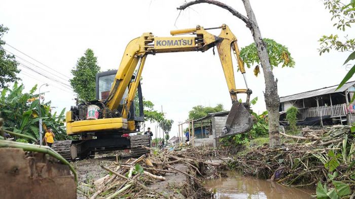 Pemkab Kediri Terjunkan Ekskavator untuk Bersihkan Bekas Banjir di Desa Sepawon