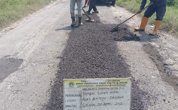 URC Bima DPUTR Gresik Perbaiki Kerusakan Jalan Betoyo-Tanggulrejo Manyar