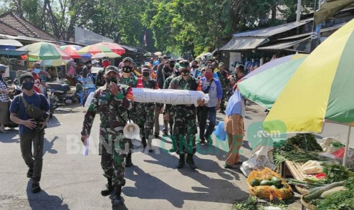 Bawa Pocong, Anggota TNI di Jombang Ingatkan Bahaya Covid-19 pada Warga
