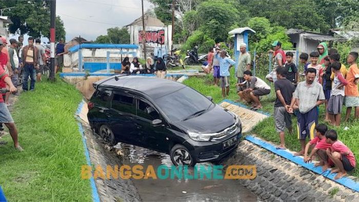 Sopir Hilang Kendali, Mobilio Hitam Nyemplung di Sungai Desa Tenggir Situbondo