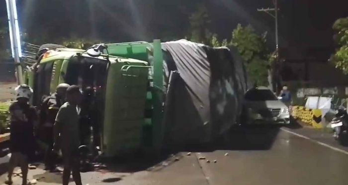 Dump Truk Terguling Timpa Mobil di Kota Pasuruan