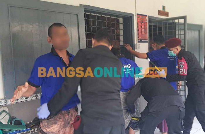 Cegah Peredaran Narkoba dan Barang Terlarang, Petugas Gabungan Geledah Kamar WBP Lapas Tuban