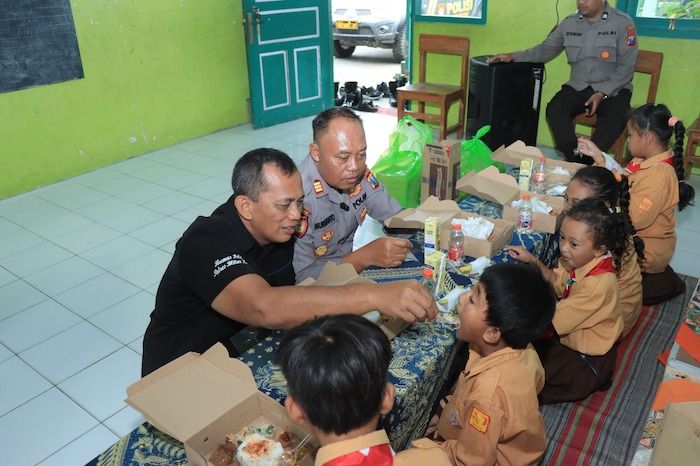 Polres Blitar Kota Inisiasi Makan Siang Bergizi Gratis di SD Negeri 6 Penataran