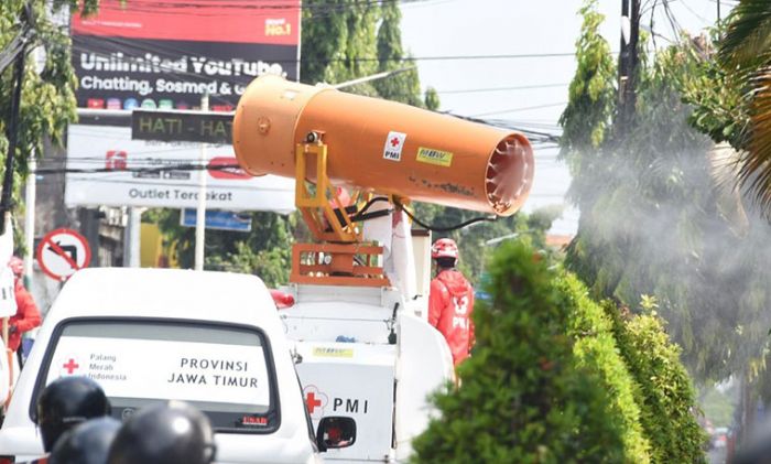 PMI Kota Kediri Kerahkan Dua Unit Mobil Gunner untuk Pengkabutan Disinfektan di Kota Kediri