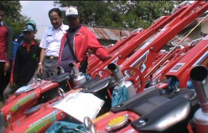 Pemkab Ponorogo Serahkan 950 Alat Pertanian kepada Petani