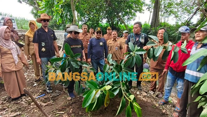 Usai Diterjang Puting Beliung, Pemdes Duwet Kediri Gelar Tanam Pohon di Area Sumber Manten